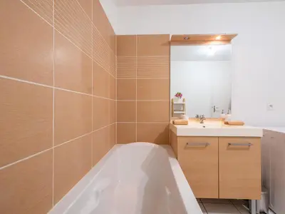 Salle de bains dans l'établissement Le Cocon de Saint-Priest 1 Chambre Terrasse et Parking