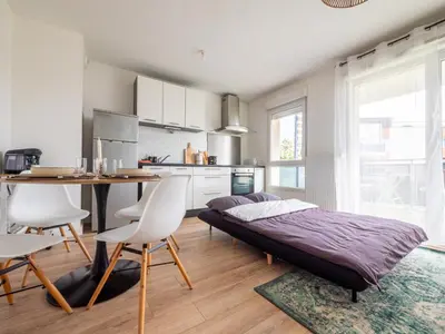 Cuisine ou kitchenette dans l'établissement Le Cocon de Saint-Priest 1 Chambre Terrasse et Parking