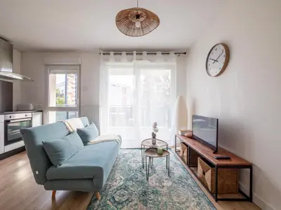 Télévision ou salle de divertissement dans l'établissement Le Cocon de Saint-Priest 1 Chambre Terrasse et Parking