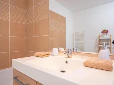 Salle de bains dans l'établissement Le Cocon de Saint-Priest 1 Chambre Terrasse et Parking