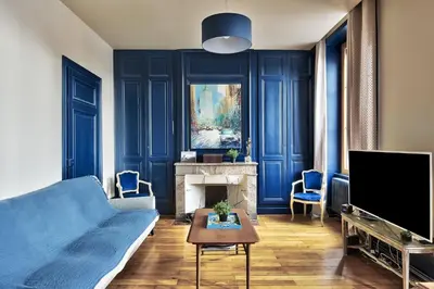 Télévision ou salle de divertissement dans l'établissement l elegante chambre chez moi