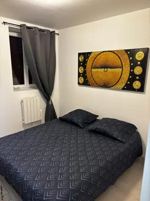 Un ou plusieurs lits dans un hébergement de l'établissement Charmant appartement 2 chambres