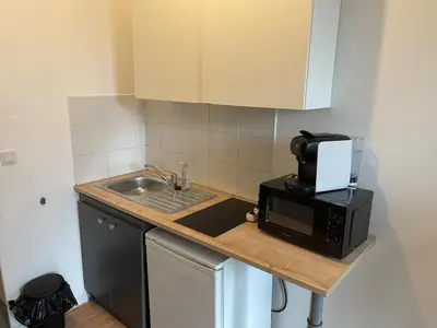 Cuisine ou kitchenette dans l'établissement Studio Hôtel Villeurbanne Charpenne 3