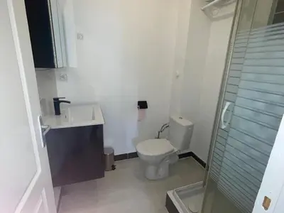 Salle de bains dans l'établissement Studio Hôtel Villeurbanne Charpenne 3