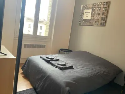 Un ou plusieurs lits dans un hébergement de l'établissement Studio Hôtel Villeurbanne Charpenne 3