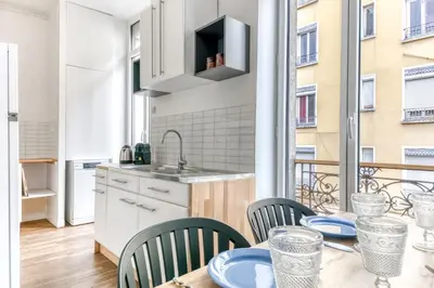 Cuisine ou kitchenette dans l'établissement Appartement Antonin - Welkeys
