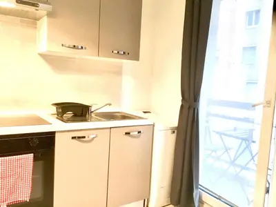 Cuisine ou kitchenette dans l'établissement Joli studio