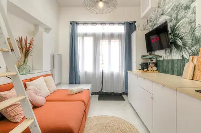 Télévision ou salle de divertissement dans l'établissement Studio Léontine, avec parking privé