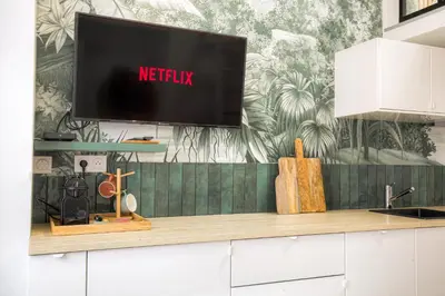Télévision ou salle de divertissement dans l'établissement Studio Léontine, avec parking privé