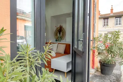 Coin salon dans l'établissement Studio Léontine, avec parking privé