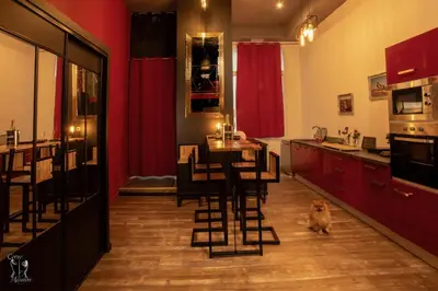 Cuisine ou kitchenette dans l'établissement Love Room SPA JACUZZI SAUNA et DONJON - Tanière Dé-Plaisirs