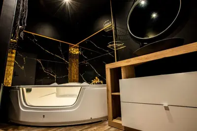 Salle de bains dans l'établissement Love Room SPA JACUZZI SAUNA et DONJON - Tanière Dé-Plaisirs