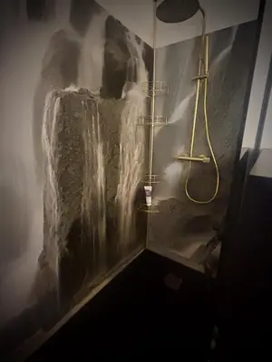 Salle de bains dans l'établissement Love Room SPA JACUZZI SAUNA et DONJON - Tanière Dé-Plaisirs