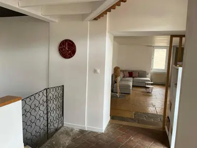 Coin salon dans l'établissement Le vermeil - demeure de charme avec spa - Borne de recharge électrique