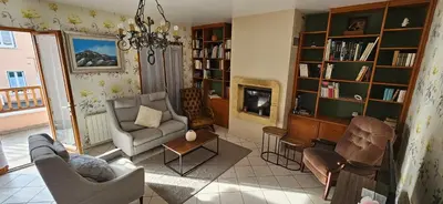 Coin salon dans l'établissement Appartement entier Lyon-Villeurbanne au 1er d'une discrète maison