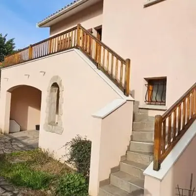 Appartement entier Lyon-Villeurbanne au 1er d'une discrète maison