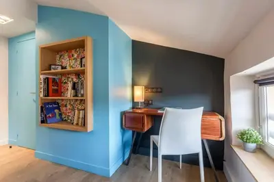 Bibliothèque dans l'appartement