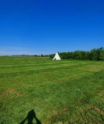 Paysage naturel près de la tente de luxe