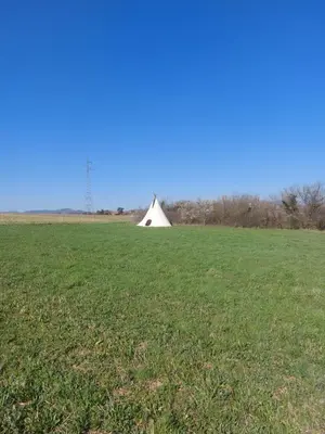 Paysage naturel près de la tente de luxe