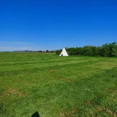 Tipi en pleine nature