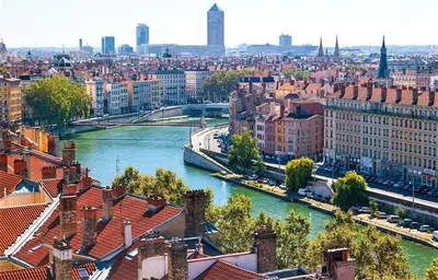 Vue générale sur Anse ou vue de la ville depuis l'appartement