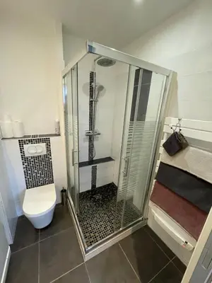 Salle de bains dans l'établissement Studio entièrement équipé au coeur du centre ville
