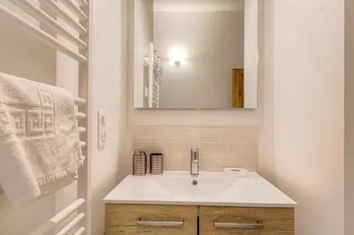 Salle de bains dans l'établissement La Tour, Bel Appartement 10 mn Villefranche-sur-Saône