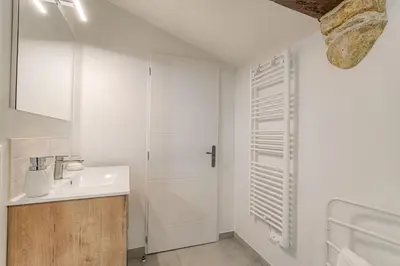 Salle de bains dans l'établissement La Tour, Bel Appartement 10 mn Villefranche-sur-Saône