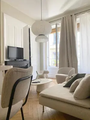 Télévision ou salle de divertissement dans l'établissement Appartement hausmannien au coeur du 7e