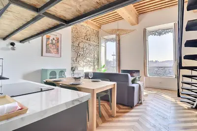 Coin salon dans l'établissement Charming apartment with an unobstructed view