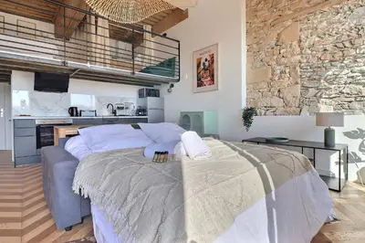 Cuisine ou kitchenette dans l'établissement Charming apartment with an unobstructed view