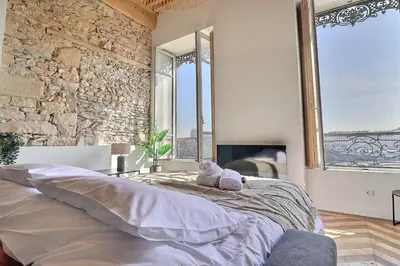 Un ou plusieurs lits dans un hébergement de l'établissement Charming apartment with an unobstructed view