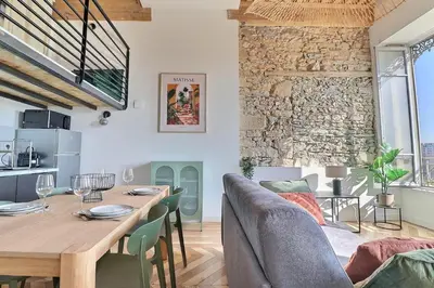 Cuisine ou kitchenette dans l'établissement Charming apartment with an unobstructed view