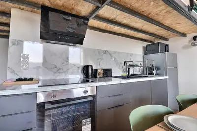 Cuisine ou kitchenette dans l'établissement Charming apartment with an unobstructed view