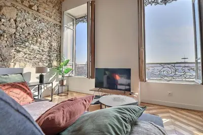 Télévision ou salle de divertissement dans l'établissement Charming apartment with an unobstructed view