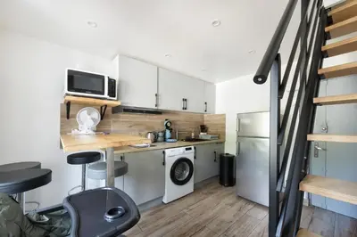 Cuisine ou kitchenette dans l'établissement Duplex rénové parking gratuit Lyon 9
