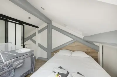 Un ou plusieurs lits dans un hébergement de l'établissement Duplex rénové parking gratuit Lyon 9