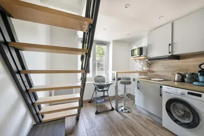 Cuisine ou kitchenette dans l'établissement Duplex rénové parking gratuit Lyon 9