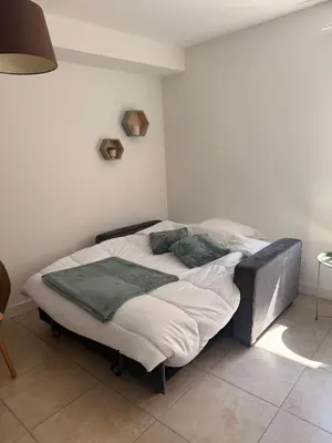 Un ou plusieurs lits dans un hébergement de l'établissement Fleurie Appartement T2