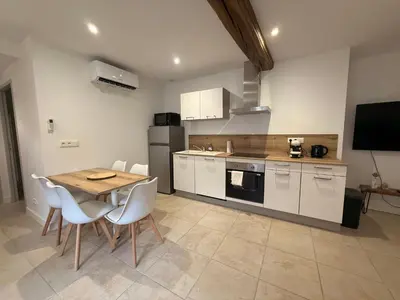 Cuisine ou kitchenette dans l'établissement Fleurie Appartement T2