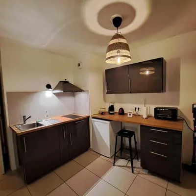 Cuisine ou kitchenette dans l'établissement L'Atelier Rochecardon