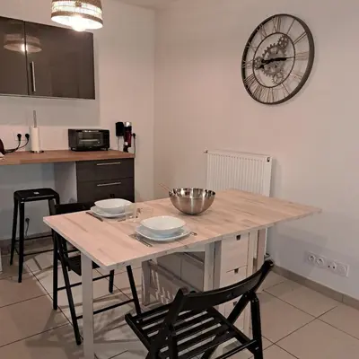 Cuisine ou kitchenette dans l'établissement L'Atelier Rochecardon