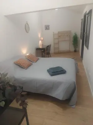 Un ou plusieurs lits dans un hébergement de l'établissement Chambre confortable et indépendante - Proche aéroport, Lyon et la Plaine de l'Ain