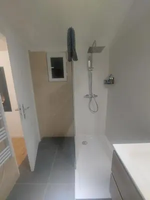 Salle de bains dans l'établissement Chambre confortable et indépendante - Proche aéroport, Lyon et la Plaine de l'Ain
