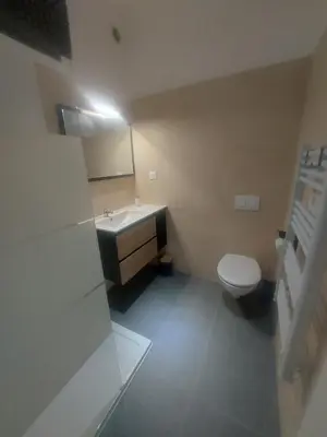 Salle de bains dans l'établissement Chambre confortable et indépendante - Proche aéroport, Lyon et la Plaine de l'Ain