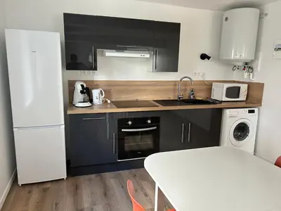 Cuisine ou kitchenette dans l'établissement Charmant appartement au cœur de Montrond