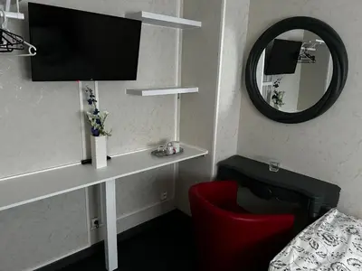 Télévision ou salle de divertissement dans l'établissement Chambre Mawa Tout Confort