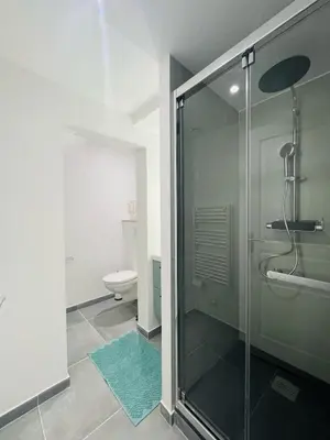 Salle de bains dans l'établissement Éclat St Romain n1, 6 pers, moderne, wifi, parking, proche vienne