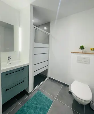 Salle de bains dans l'établissement Éclat St Romain 2, studio-moderne-WIFI- parking - CLIM