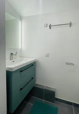 Salle de bains dans l'établissement Éclat St Romain n3, duplex - moderne - WIFI - CLIM- proche Vienne